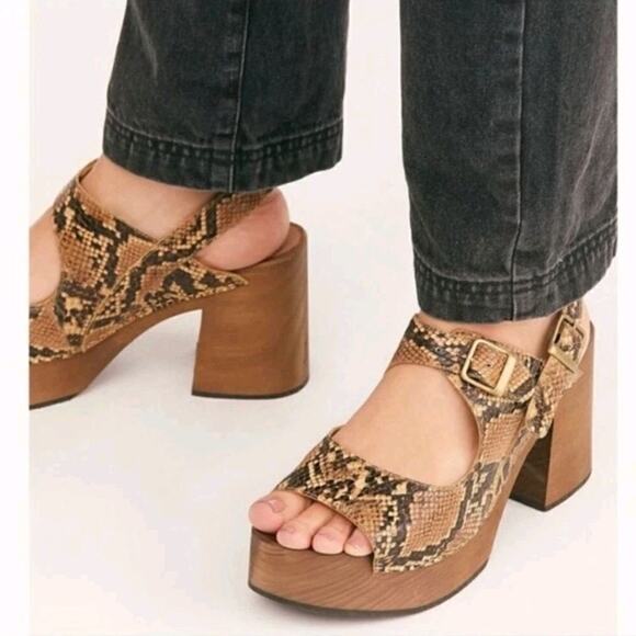 Free People Tan Snakeskin Leather Wooden Boho Avant Garde Belem Clogs Size 8.5 - Picture 1 of 12